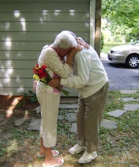 Ni siquiera el Alzheimer puede hacerte olvidar al amor de tu vida!