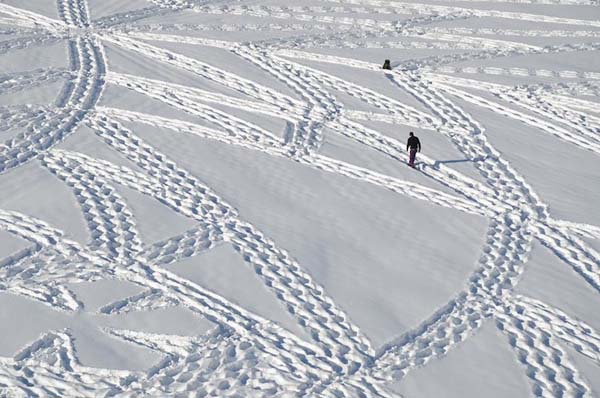 Al principio creerás que es un loco caminando por la nieve hasta que finalmente te sorprendas de su creatividad!
