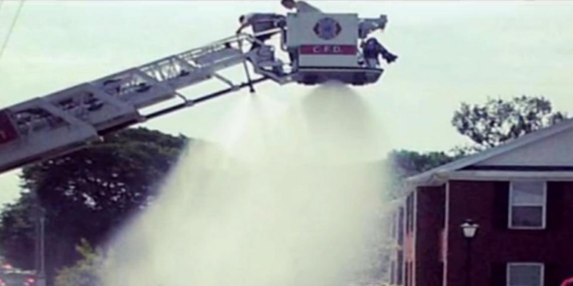 Dos bomberos se electrocutaron durante el desafío “Ice Bucket Challenge”