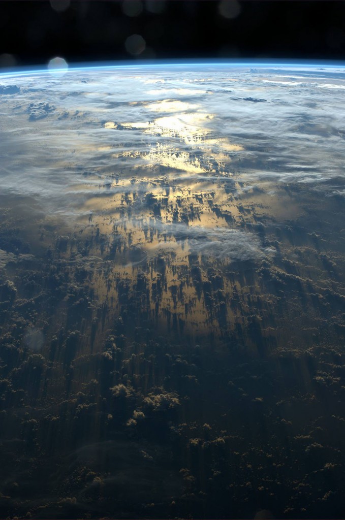 Quieres ver cómo se ven las sombras de las nubes desde el espacio? Es realmente hermoso!
