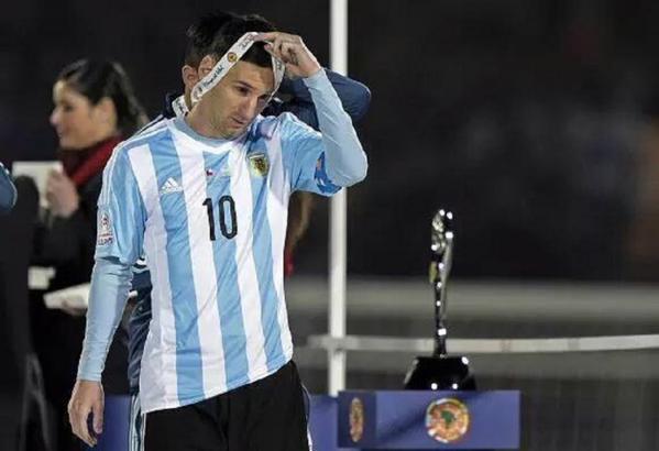 ¿Porque Lionel Messi rechazó el premio a mejor Jugador de la Copa America?