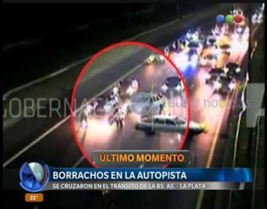 VIDEO Insólito: borrachos, se cruzaron en plena autopista – Telefe Noticias