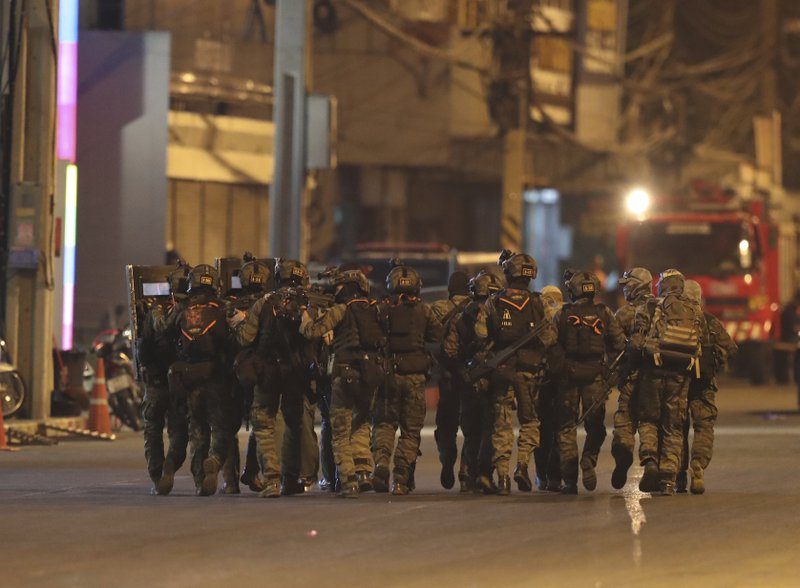 20 muertos, 31 heridos en tiroteo masivo tailandés; Pistolero se esconde en el centro comercial