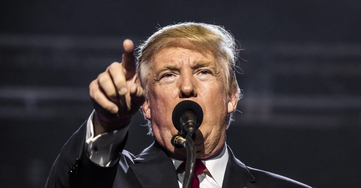 Campaña de Trump amenaza a las estaciones de televisión por anuncio de coronavirus