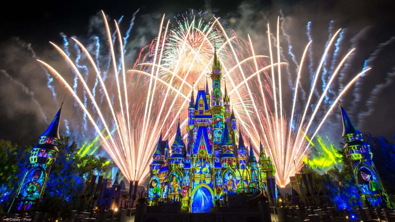 Felizmente para siempre, el final de fuegos artificiales en Magic Kingdom en Walt Disney World Resort fue publicado en TikTok desde Disneys Contemporary Resort en California Grill.