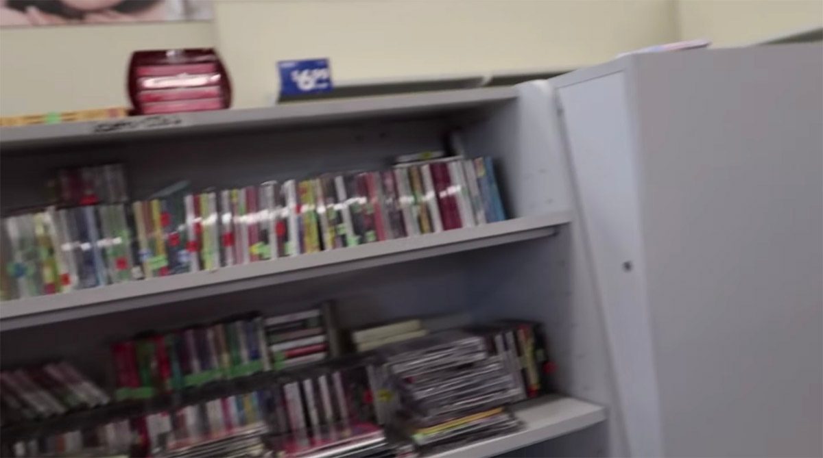 Una mujer fantasma vista en un video de la tienda de segunda mano Goodwill del canal de YouTube ThriftSchool fue publicado por Nuke's Top 5.