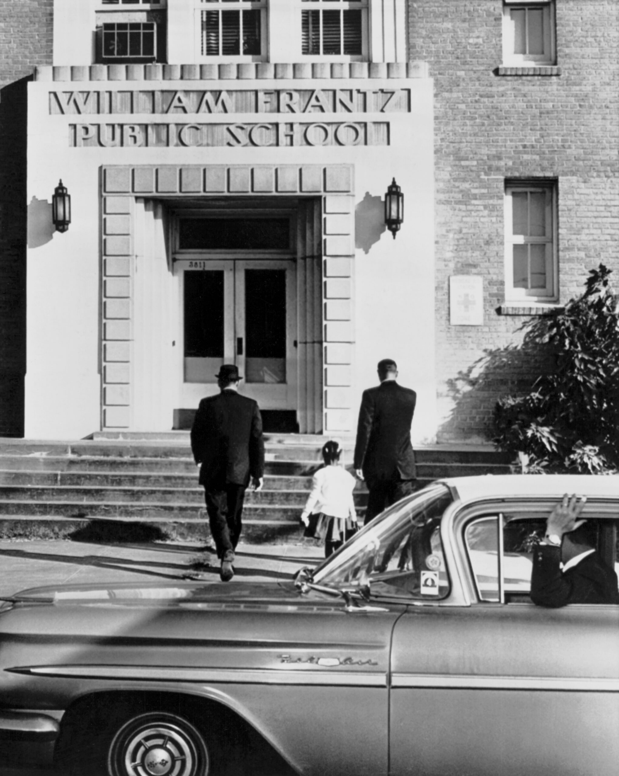 Esta imagen no muestra a la gobernadora de Alabama, Kay Ivey, protestando contra la desegregación en Luisiana en 1960.