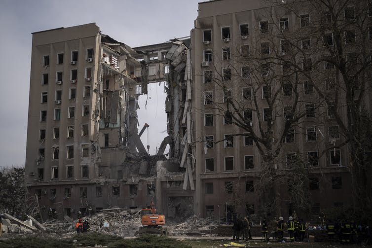 Un gran edificio de varios pisos con un gran agujero en el medio.