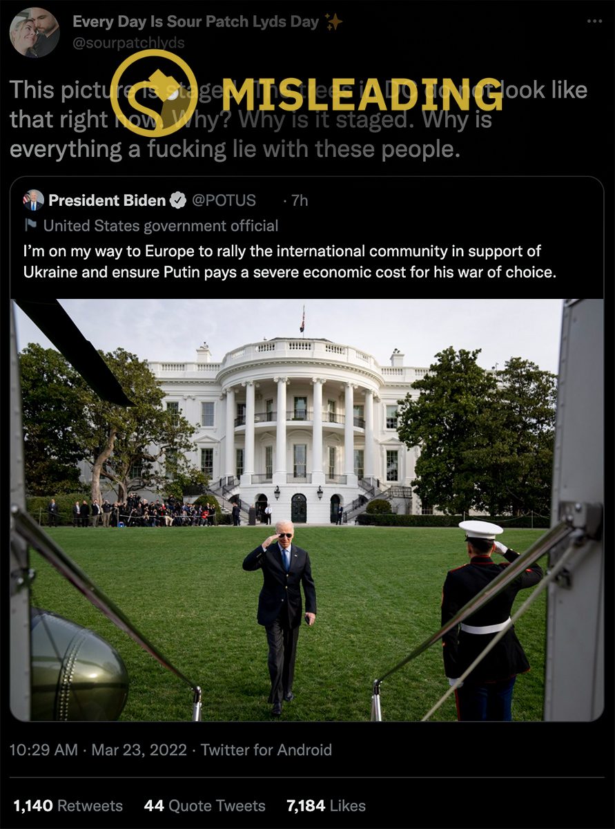 Un rumor falso tuiteado por sourpatchlyds y debostic afirmaba que una imagen del presidente de los EE. UU. Joe Biden frente a la Casa Blanca había sido escenificada con árboles falsos o alterados digitalmente.