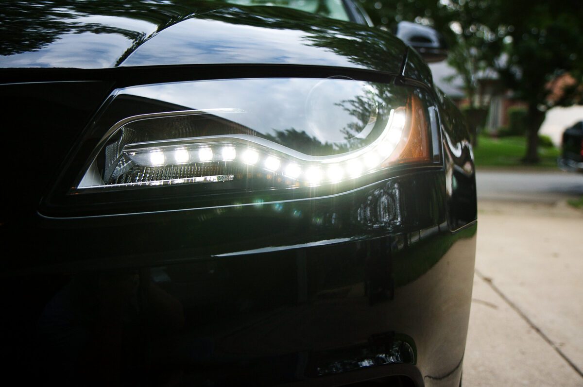 Según un rumor, existe un truco único y un consejo inusual para los faros automáticos o las luces diurnas DRL que permite un descuento especial de seguridad en el seguro del automóvil.