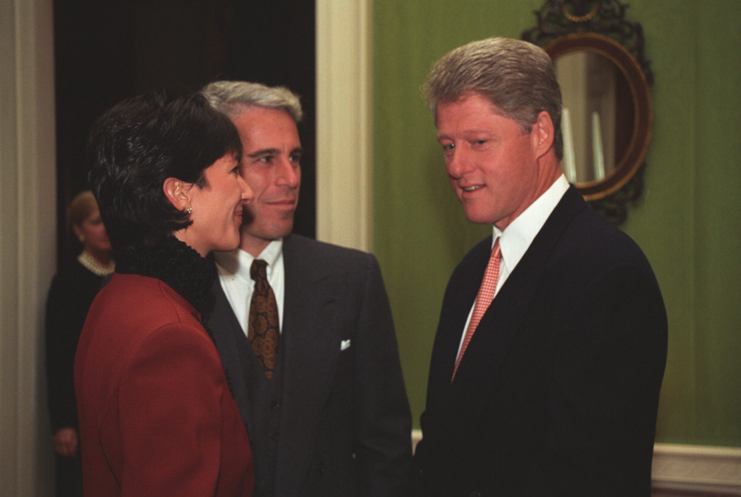 Según la Biblioteca y Museo Presidencial William J. Clinton, el expresidente estadounidense Bill Clinton fue fotografiado con Jeffrey Epstein y Ghislaine Maxwell el 29 de septiembre de 1993 en la Casa Blanca.