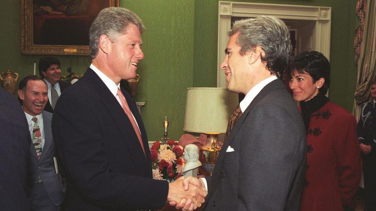 Según la Biblioteca y Museo Presidencial William J. Clinton, el expresidente estadounidense Bill Clinton fue fotografiado con Jeffrey Epstein y Ghislaine Maxwell el 29 de septiembre de 1993 en la Casa Blanca.