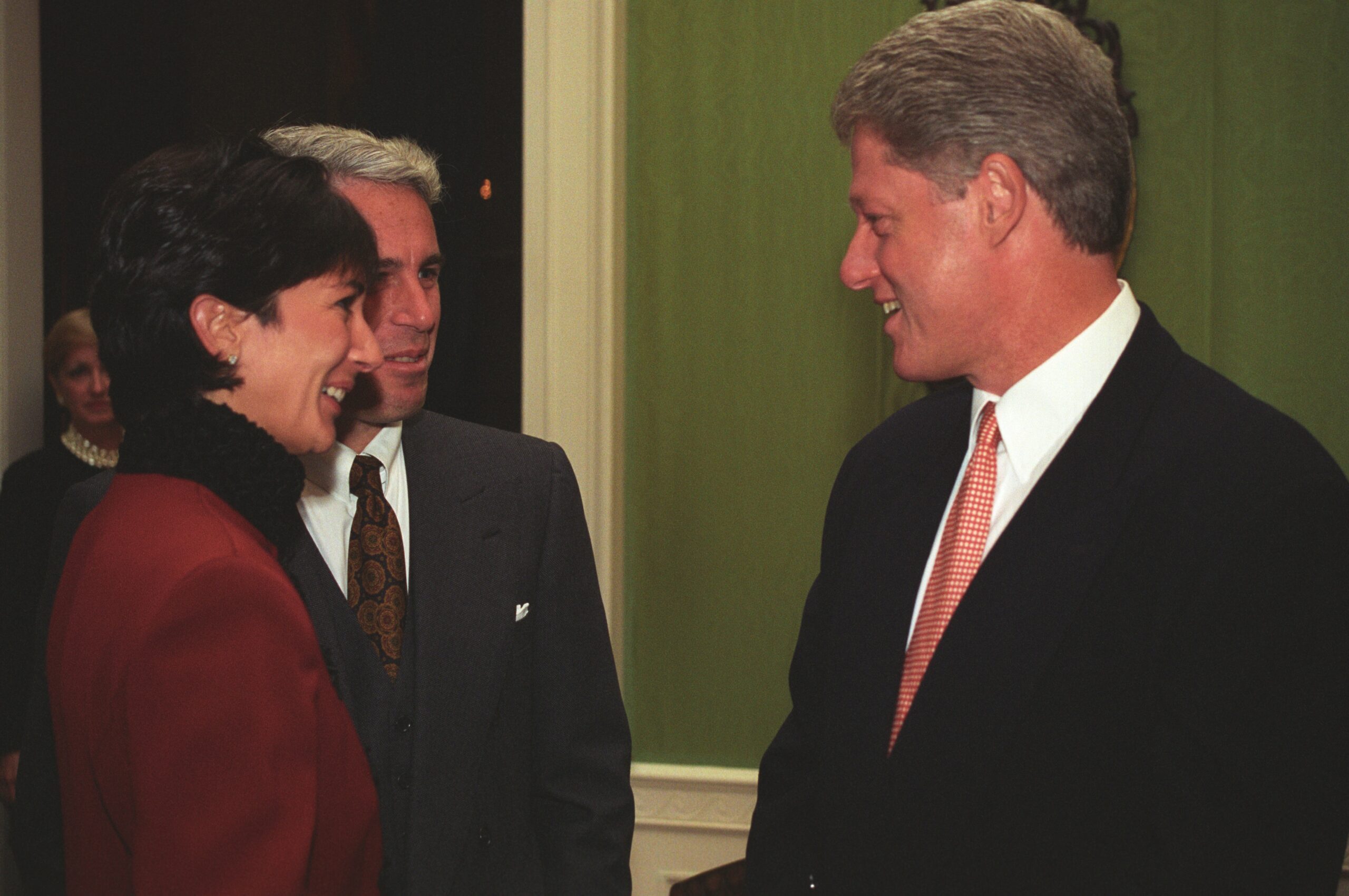 Según la Biblioteca y Museo Presidencial William J. Clinton, el expresidente estadounidense Bill Clinton fue fotografiado con Jeffrey Epstein y Ghislaine Maxwell el 29 de septiembre de 1993 en la Casa Blanca.