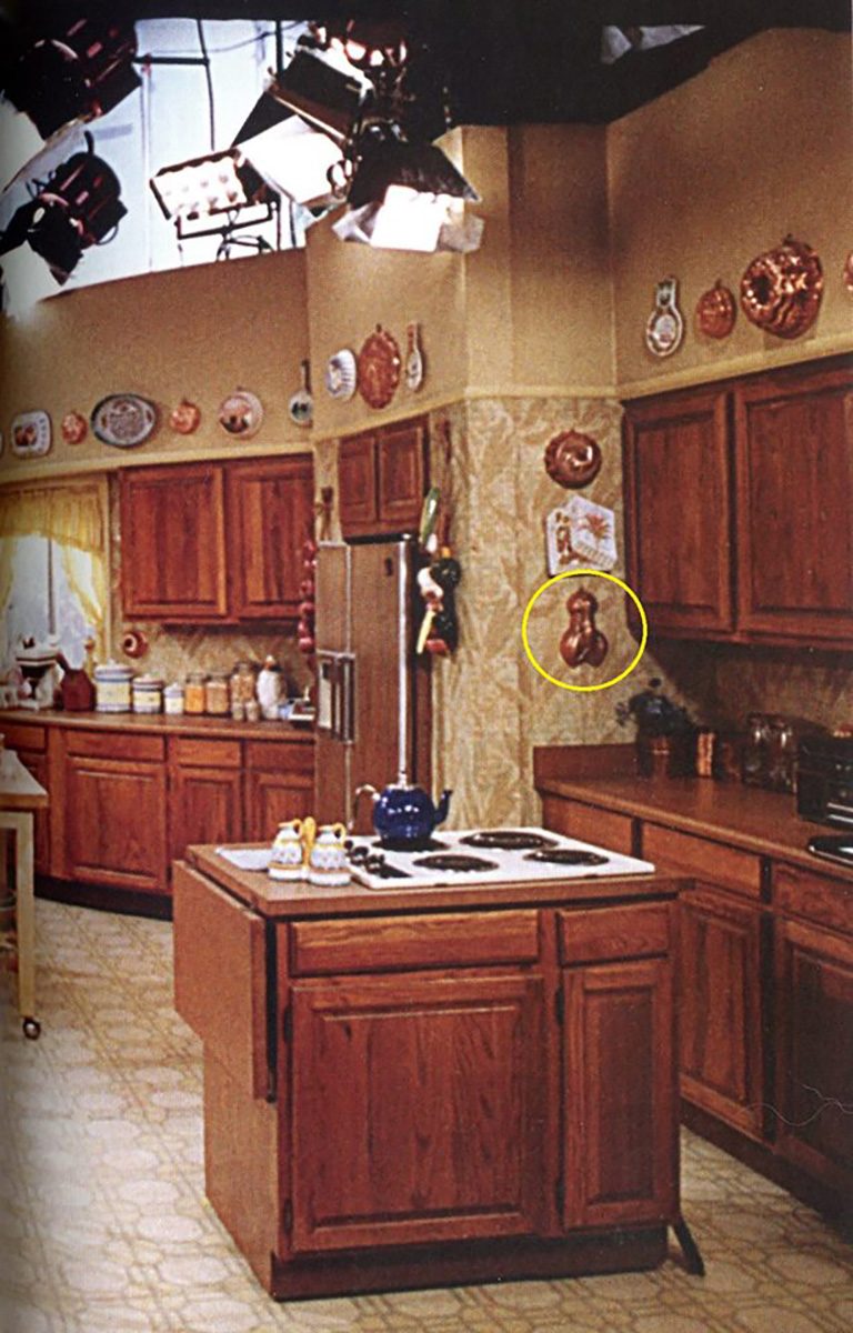 De acuerdo con las palabras utilizadas por los usuarios de Facebook, la gente creía que un molde para pastel de pene o polla estaba en la pared de la cocina en Golden Girls.