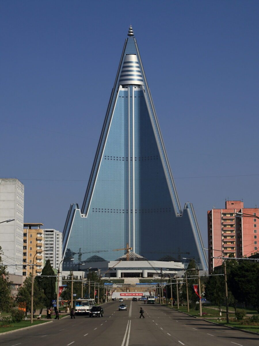 La imagen del Hotel Ryugyong del edificio de la pirámide en una duna de arena o una colina de tierra proviene originalmente de una ilustración de Nicolas Moulin.