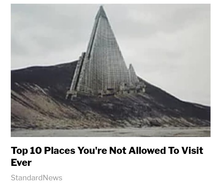 La imagen del Hotel Ryugyong del edificio de la pirámide en una duna de arena o una colina de tierra proviene originalmente de una ilustración de Nicolas Moulin.