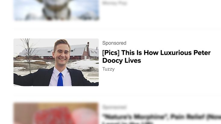 Un anuncio en línea afirmaba que el corresponsal de la Casa Blanca de Fox News, Peter Doocy, vive en un granero lujoso o en una granja.