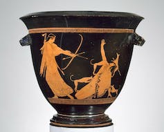 Un jarrón negro del 470 a. C. que muestra dos figuras, una que se vuelve hacia un cazador para dispararle con su arco.