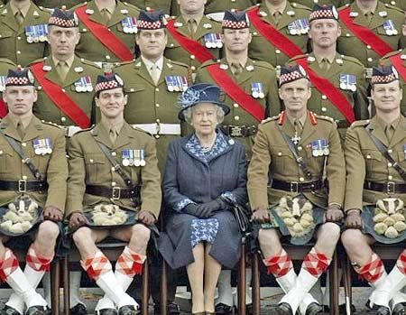 Una imagen muestra a la reina Isabel II sentada junto a un coronel cuyo kilt era demasiado revelador y a algunos les pareció que mostraba sus genitales (pene y testículos).