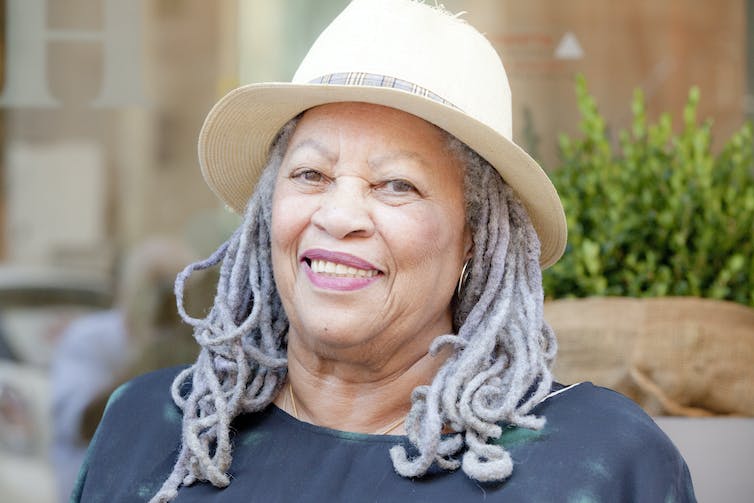 Toni Morrison usa su cabello en mechones grises debajo de un sombrero color crema.