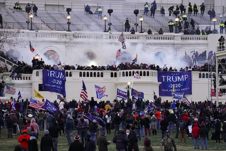 Una multitud asalta el edificio del Capitolio de los Estados Unidos.