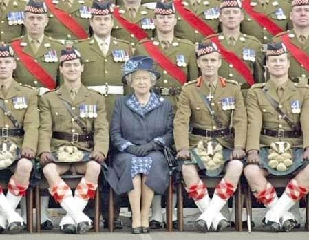 Una imagen muestra a la reina Isabel II sentada junto a un coronel cuyo kilt era demasiado revelador y a algunos les pareció que mostraba sus genitales (pene y testículos).
