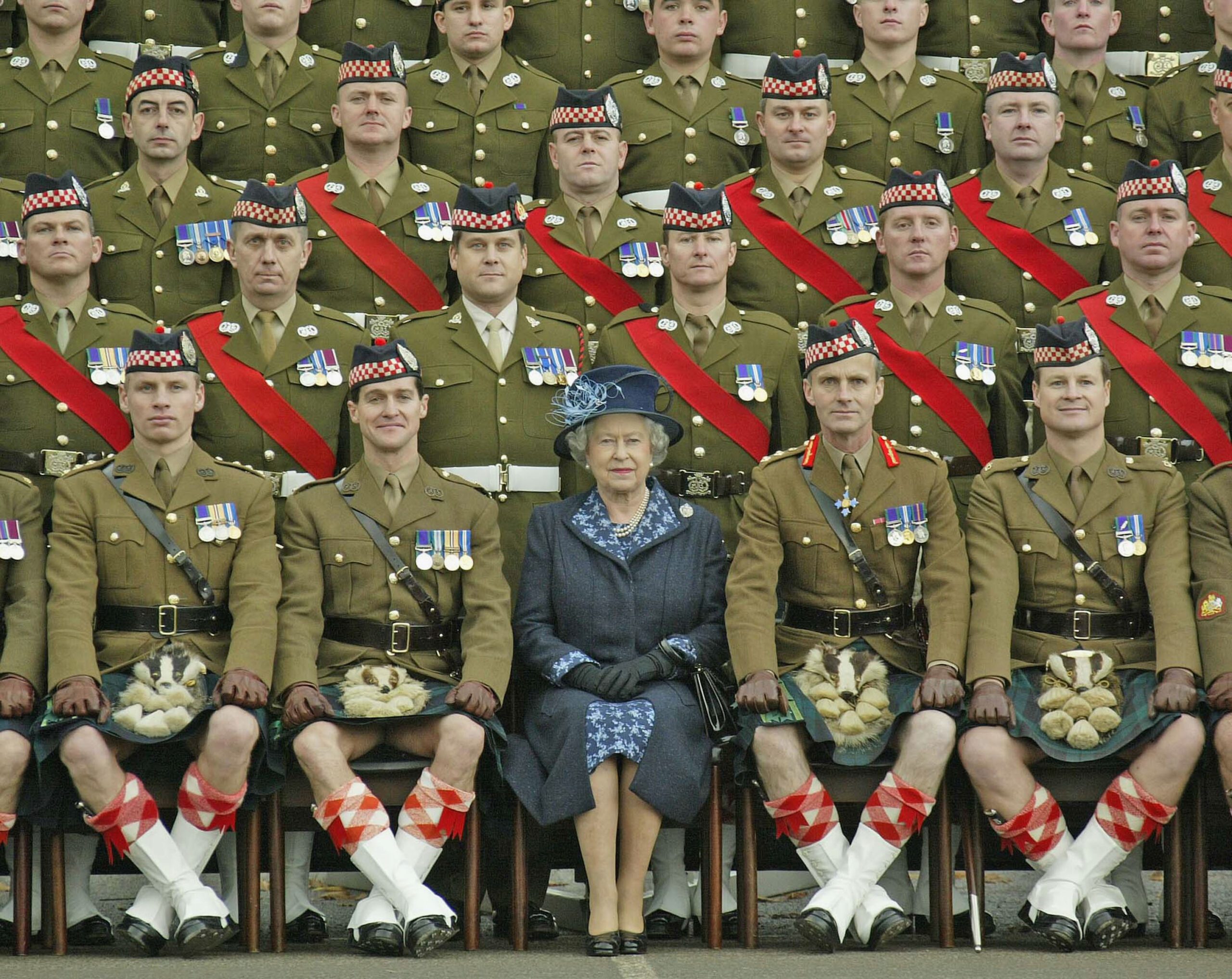 Una imagen muestra a la reina Isabel II sentada junto a un coronel cuyo kilt era demasiado revelador y a algunos les pareció que mostraba sus genitales (pene y testículos).