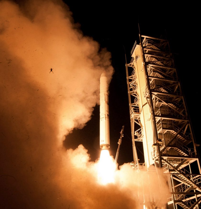 Fotobombas de rana lanzan sonda lunar de la NASA