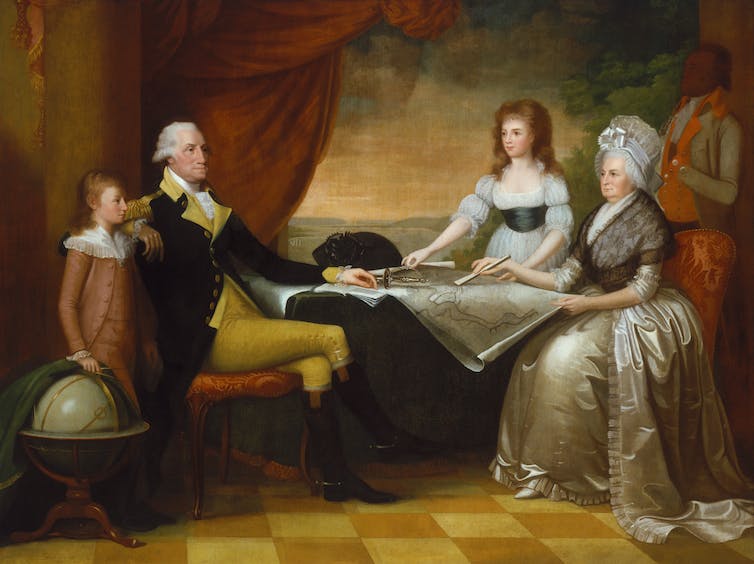 Una familia del siglo XVIII, formada por un niño y una niña bien vestidos, y sus padres, en una mesa.