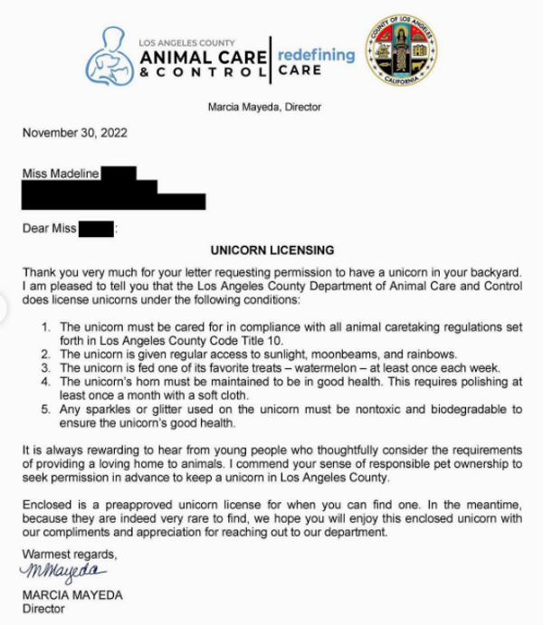 El condado de Los Ángeles responde afirmativamente a la solicitud de aprobación de Madeline para mantener un unicornio en su patio trasero. 