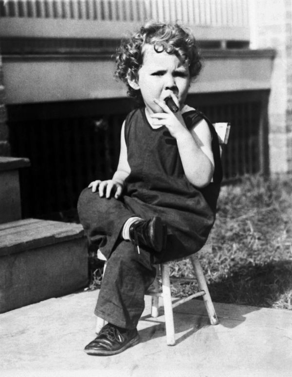 niño fumando un cigarro