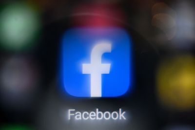 Un engaño de Facebook afirmaba que para recuperar amigos en su fuente de noticias y deshacerse de los anuncios, copie y pegue un texto en una publicación para actualizar el sistema, luego salude a nuevos y viejos amigos.