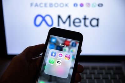 Meta no anunció planes de que pronto comenzarán a cobrar a las personas este verano por usar Facebook.