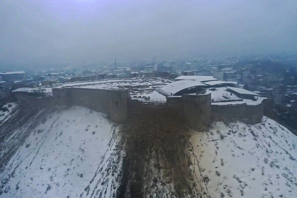 El castillo de Gaziantep en Turquía resultó parcialmente dañado y destruido en un terremoto en febrero de 2023.