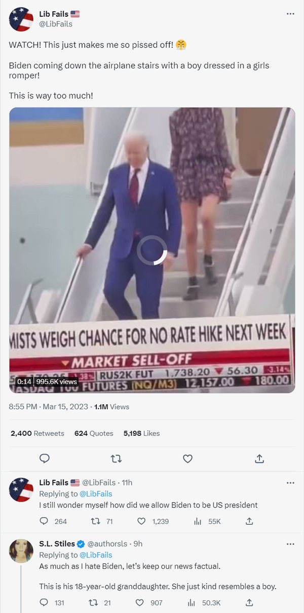 ¡Biden bajando las escaleras del avión con un niño vestido con un mameluco de niña! 