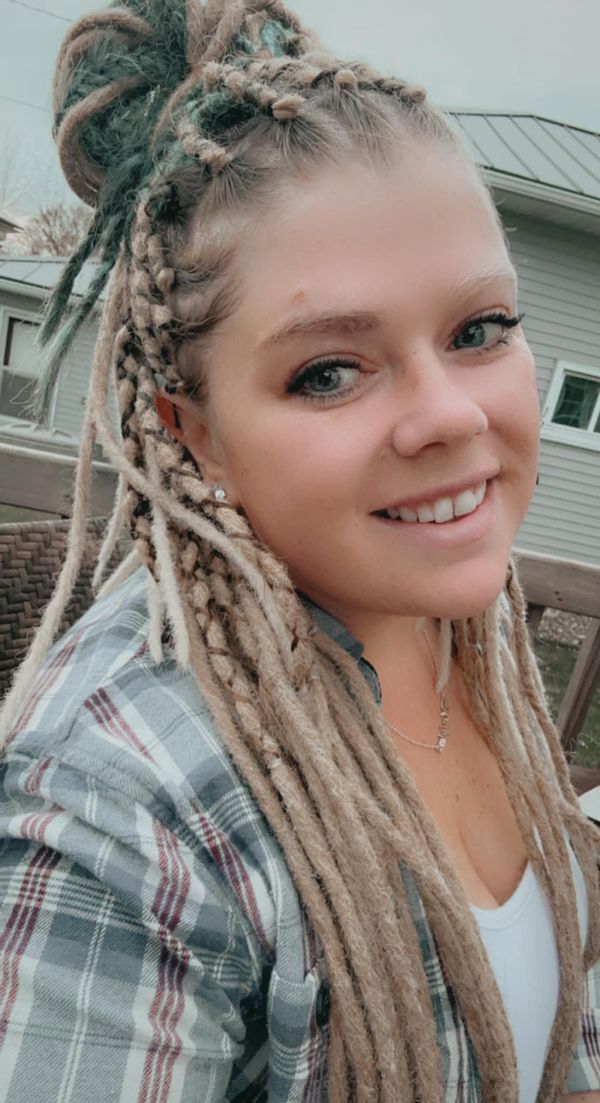 Una mujer llamada Callie Driskill murió en un accidente de ATV, no por una vacuna COVID-19.