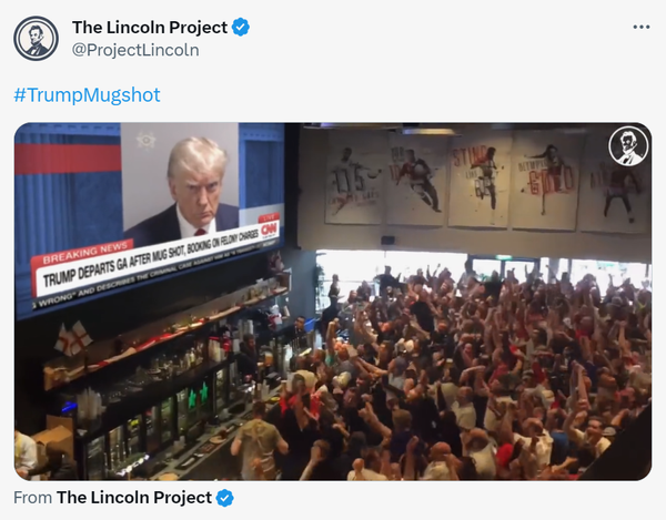 Video falso del Proyecto Lincoln de estadounidenses celebrando la publicación de la fotografía policial de Trump.