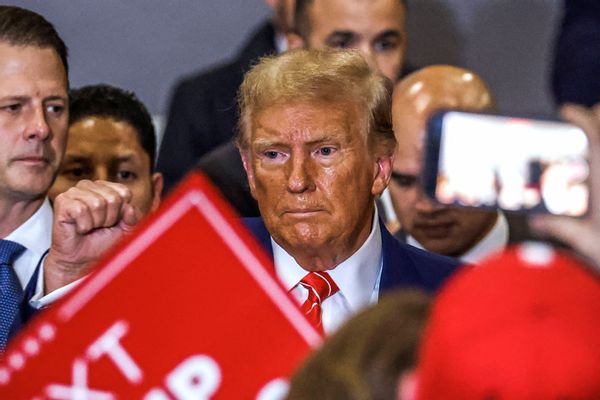 En enero de 2024 se compartió en línea una imagen del expresidente estadounidense Donald Trump de pie en un mitin de campaña con sudor y un color naranja en el rostro.