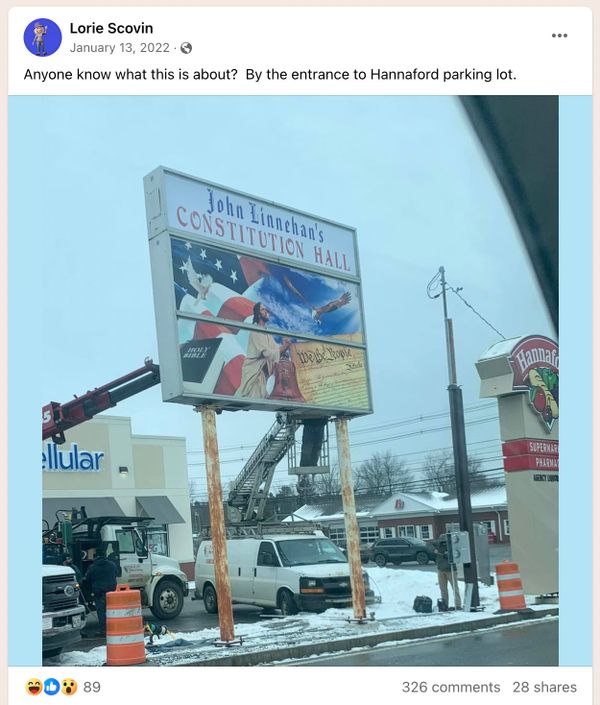 Los usuarios en línea compartieron fotografías que supuestamente mostraban a una joven siendo bautizada en un abrevadero o tanque para ganado bajo la bandera de Trump.