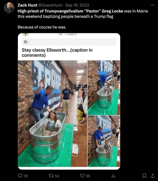Los usuarios en línea compartieron fotografías que supuestamente mostraban a una joven siendo bautizada en un abrevadero o tanque para ganado bajo la bandera de Trump.