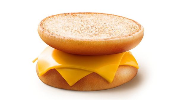 Una publicación en línea afirmaba que McDonald's estaba ofreciendo un McToast con queso y panecillos al revés.