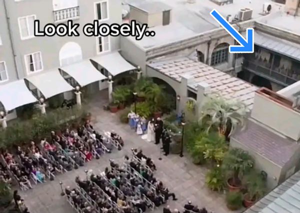Una fotografía supuestamente mostraba figuras encapuchadas vestidas con ropa muy parecida al KKK o gorras de burro cerca de una ceremonia de boda.